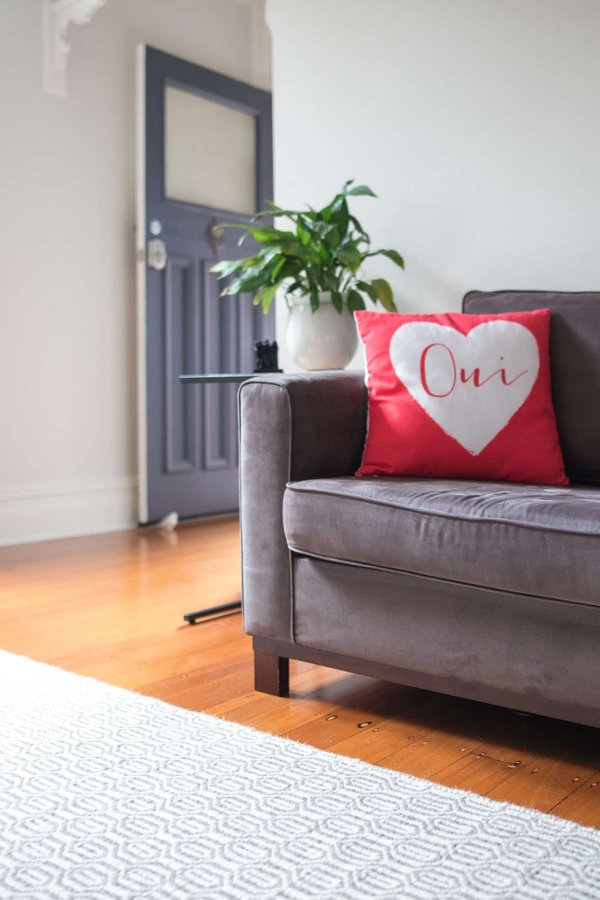 Canapé en tissu bouclette : pourquoi choisir ?