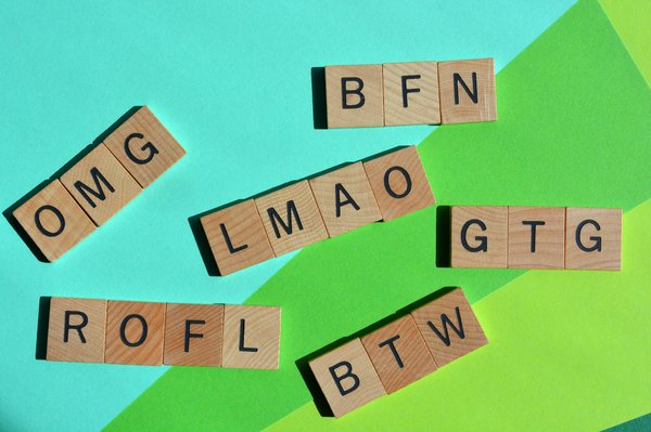 L'art des abréviations : comment elles transforment notre langue