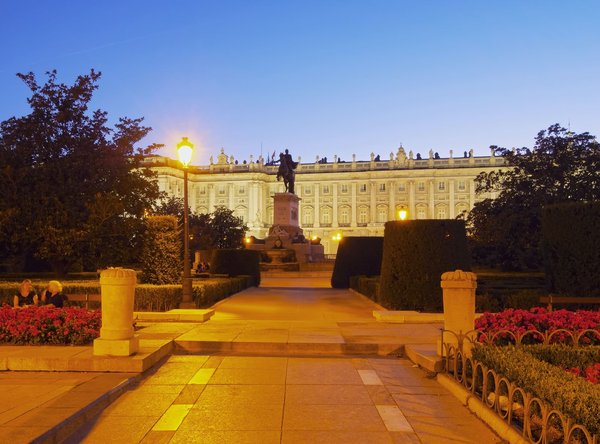 Les trésors cachés du palais royal : secrets et beauté architecturale